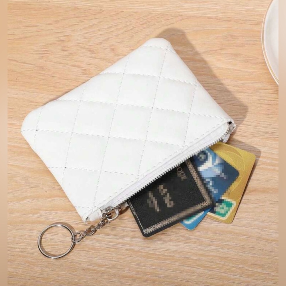✨ New ✨ Elegant White Quilted Women's Pouch ✨ - Picture 3 of 3